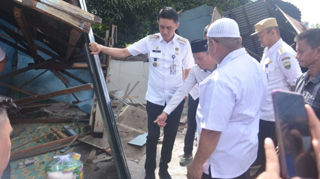 Bachyuni Kunjungi Korban Kecelakaan Truk Batu Bara