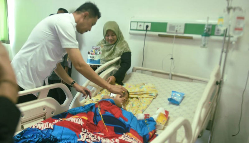 Bachyuni membesuk Fahri di Rumah Sakit Raden Mattaher | foto : pmj