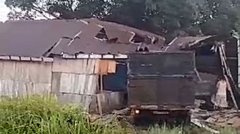 Mobil Ngebut Sopir Ngantuk, Truk Batu Bara Hantam Rumah Warga