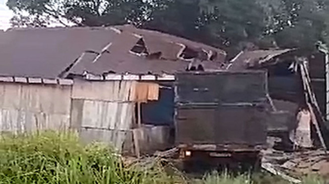 Mobil Ngebut Sopir Ngantuk, Truk Batu Bara Hantam Rumah Warga