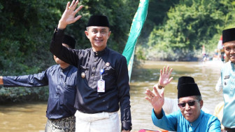 Pj Bupati Muarojambi Bersama Wakil Gubernur Jambi Susuri Sungai Lubuk Emas Guci