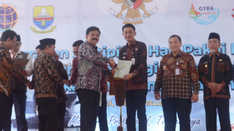 Komplek Candi Muaro Jambi Sah Miliki Sertifikat Hak Pakai, Menteri  ATR/BPN Serahkan ke Pj Bupati Muaro Jambi, Bachyuni Deliansyah.