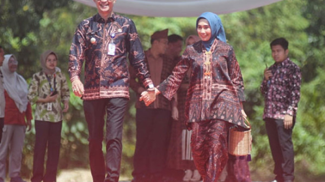Bachyuni dan Istri Berlenggak-lenggok di Halaman Kantor Bupati Muarojambi