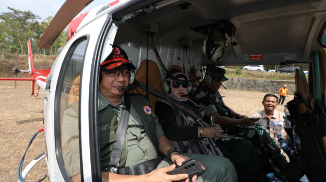 Kepala BNPB Pantau Karhutla Gunung Arjuno Lewat Udara, Kebakaran Makin Meluas.
