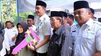 Pj Bupati Muaro Jambi Bachyuni Deliansyah Serahkan Kunci Rumah ke Ibu Fariah Dari Program Bedah Rumah