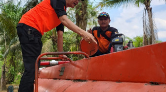 Warga Desa Tarikan dan Lopak Alai, Kumpeh Ulu Dapat Bantuan Air Bersih, Pj Bupati : Pemerintah Harus Hadir di Tengah Kesulitan Warga.