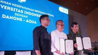 Arif Mujahidin Terima Lifetime Achievement Award Journalist Choice di Ajang MIX PR Award 2023