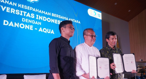 Arif Mujahidin Terima Lifetime Achievement Award Journalist Choice di Ajang MIX PR Award 2023