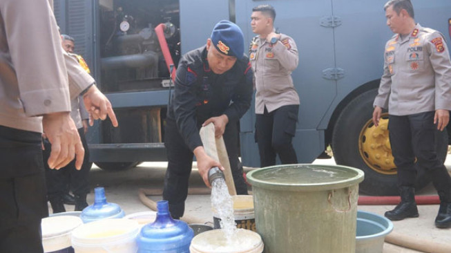 Tiga Bulan Kesulitan Air Bersih, Polda Jambi Bantu Warga Bakung Jaya