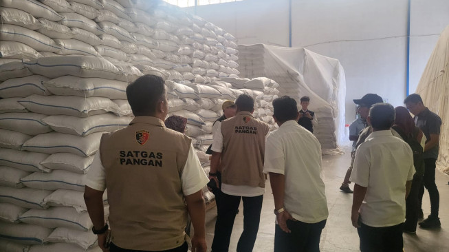 Kasatgas Pangan : Polisi Tetapkan 10 Tersangka, Modus Operandi Pelaku Melakukan Repacking dan Pengoplosan.