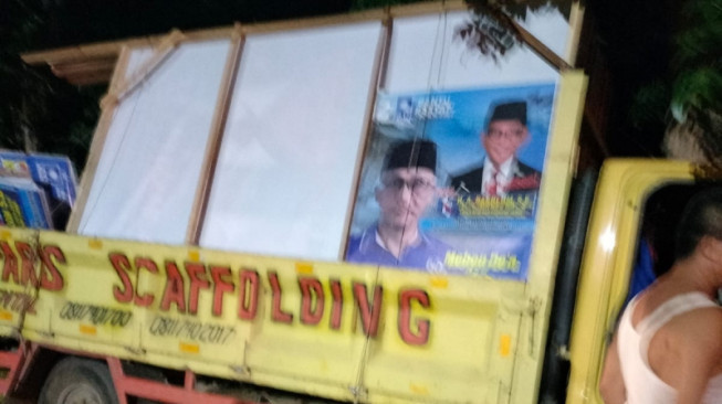 Truk Pengangkut Baliho Bergambar H Bakri Kecelakaan, Netizen: Mungkin Karma Setelah Baliho Romi Dirusak