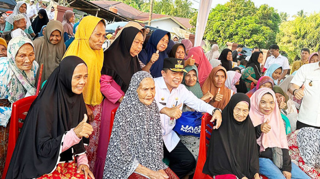 Gubernur Jambi Serahkan Santunan Program BKBK di Merangin