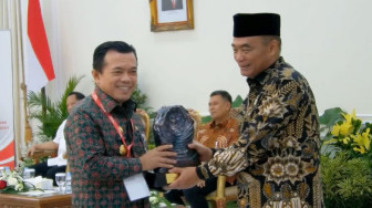 Lindungi 78 Ribu Pekerja Rentan, Gubernur Jambi Terima Penghargaan Paritrana Award 2023