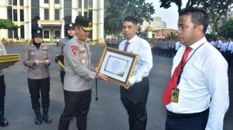Kapolda Jambi Beri Penghargaan pada Personel Berprestasi