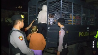 Polisi Ciduk 10 Pasangan Mesum