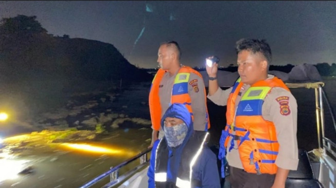 Anggota Ditpolairud Cari Warga Tenggelam di Pasir Panjang, Sayangnya Korban Ditemukan Meninggal Dunia