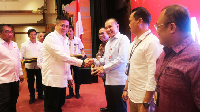 OJK Terima Penghargaan dari Bareskrim Polri