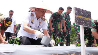 Pj Bupati Muaro Jambi Tanam Cabai Bersama Pangdam Sriwijaya