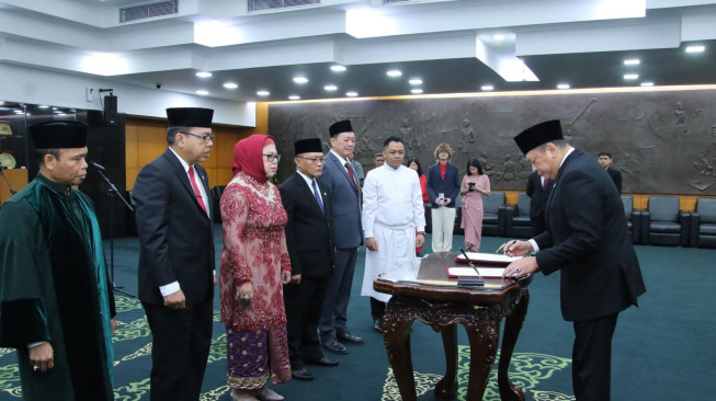Ketua MPR RI Lantik PAW Legislator Jambi Handayani