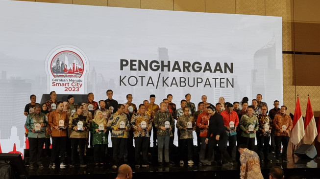 Pj.Bupati Muaro Jambi terima penghargaan Smart City dari Menteri Kominfo RI