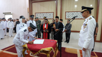 Pj Bupati Muaro Jambi, Bachyuni Deliansyah Lantikan 33 Kepala Desa di Muaro Jambi, Meriahnya Dihadiri Gubernur Jambi.