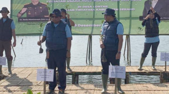 SKK Migas dan Jamintel Tanam Mangrove dan Lepas Burung di Banten