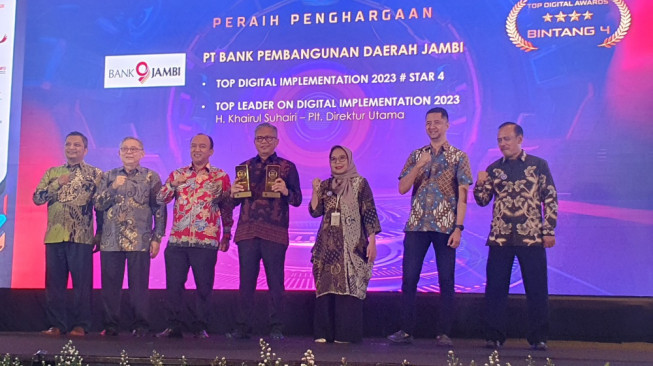 Bank Jambi Terima Pengahargaan Top Digital Implementation 2023 #Star 4