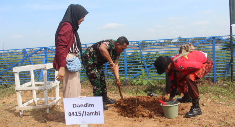 Kodim 0415/Jambi Tanam Pohon di Belakang Pasar Angso Duo