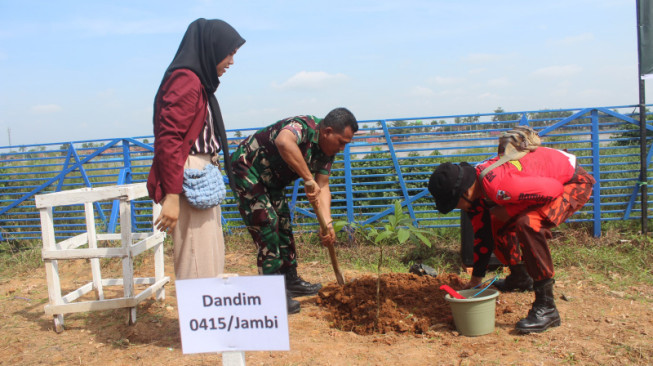 Kodim 0415/Jambi Tanam Pohon di Belakang Pasar Angso Duo