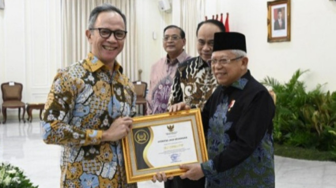OJK Raih Predikat Badan Publik Informatif Terbaik 2023