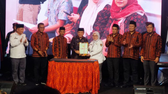 Al Haris Serahkan Hibah Tanah dan Bangunan untuk KPU Provinsi Jambi