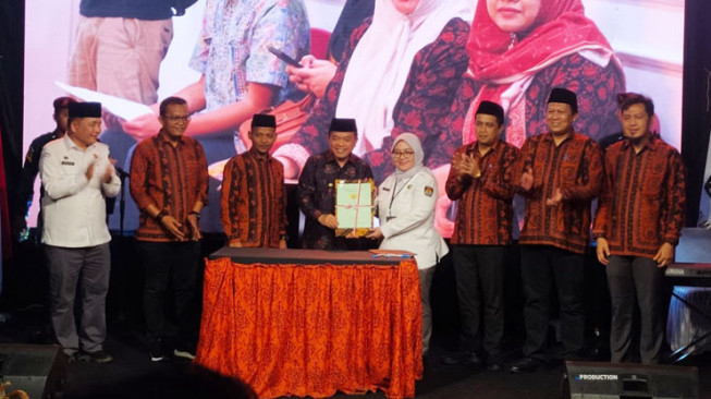 Al Haris Serahkan Hibah Tanah dan Bangunan untuk KPU Provinsi Jambi