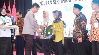 Kapolda Jambi Hadiri Penyerahan Sertifikat Elektronik dan Hak Atas Tanah