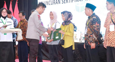 Kapolda Jambi Hadiri Penyerahan Sertifikat Elektronik dan Hak Atas Tanah