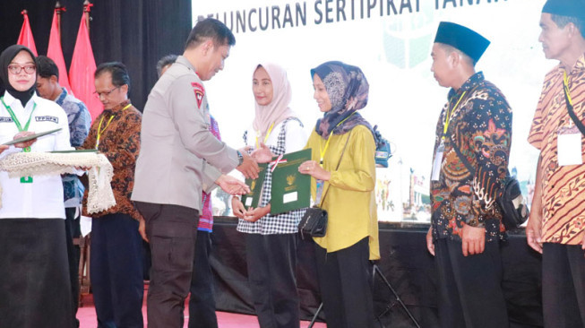 Kapolda Jambi Hadiri Penyerahan Sertifikat Elektronik dan Hak Atas Tanah