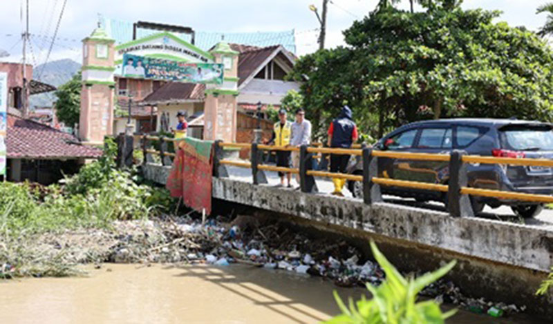 Sampak menumpuk di sungai