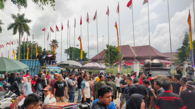 Para Sopir Batu Bara Protes Ingub Jambi, Tuding Al Haris Tak Adil