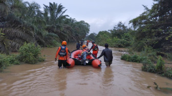 Mandi di Lokasi Banjir, Warga Muara Tembesi Diseret Arus