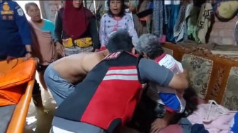 Banjir di Kota Jambi Makin Tinggi, Kakek Penderita Stroke Dievakuasi