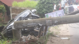 Minibus Tabrak Tiang Listrik Hingga Patah di Simpang Rimbo