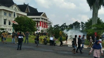 Demo Sopir Angkutan Batu Bara Ricuh Dipicu Tidak Puas Hasil Rapat Bersama Gubernur