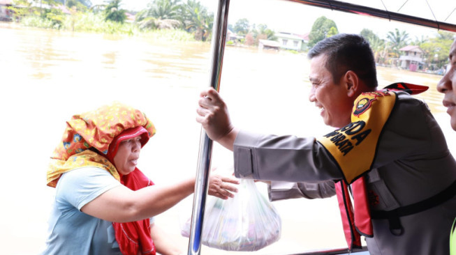 Kapolda dan Wakapolda Jambi Jumpai Korban Banjir