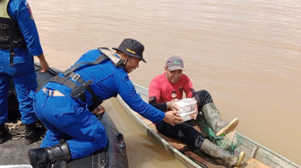 Polda Jambi Bagikan Ratusan Nasi Bungkus di Tepian Sungai Batanghari