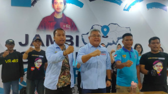 Relawan Bolone Mase Pendukung Prabowo - Gibran Bagi-bagi Paket Makan Siang