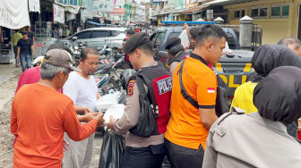 "Jumat Berbagi" Polda Jambi Bagikan Nasi Bungkus kepada Warga