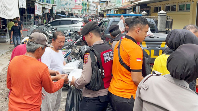"Jumat Berbagi" Polda Jambi Bagikan Nasi Bungkus kepada Warga