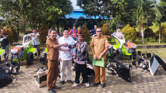 SKK Migas - PetroChina Berikan Bantuan 6 Unit Traktor Roda Dua Rotary di Tanjabtim