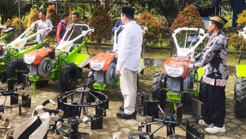 Bantuan traktor dari SKK Migas - PetroChina International Jabung Ltd | henrosta