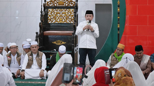 Hadiri Isra’ Mi’raj di Masjid Cheng Hoo, Gubernur Jambi Serahkan Bantuan