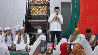 Hadiri Isra’ Mi’raj di Masjid Cheng Hoo, Gubernur Jambi Serahkan Bantuan